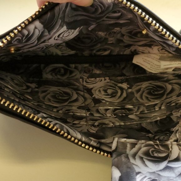 Adrienne Vittadini Charging Wallet Wristlet RFID Protection Black POUCH WOMEN'S - Picture 8 of 12